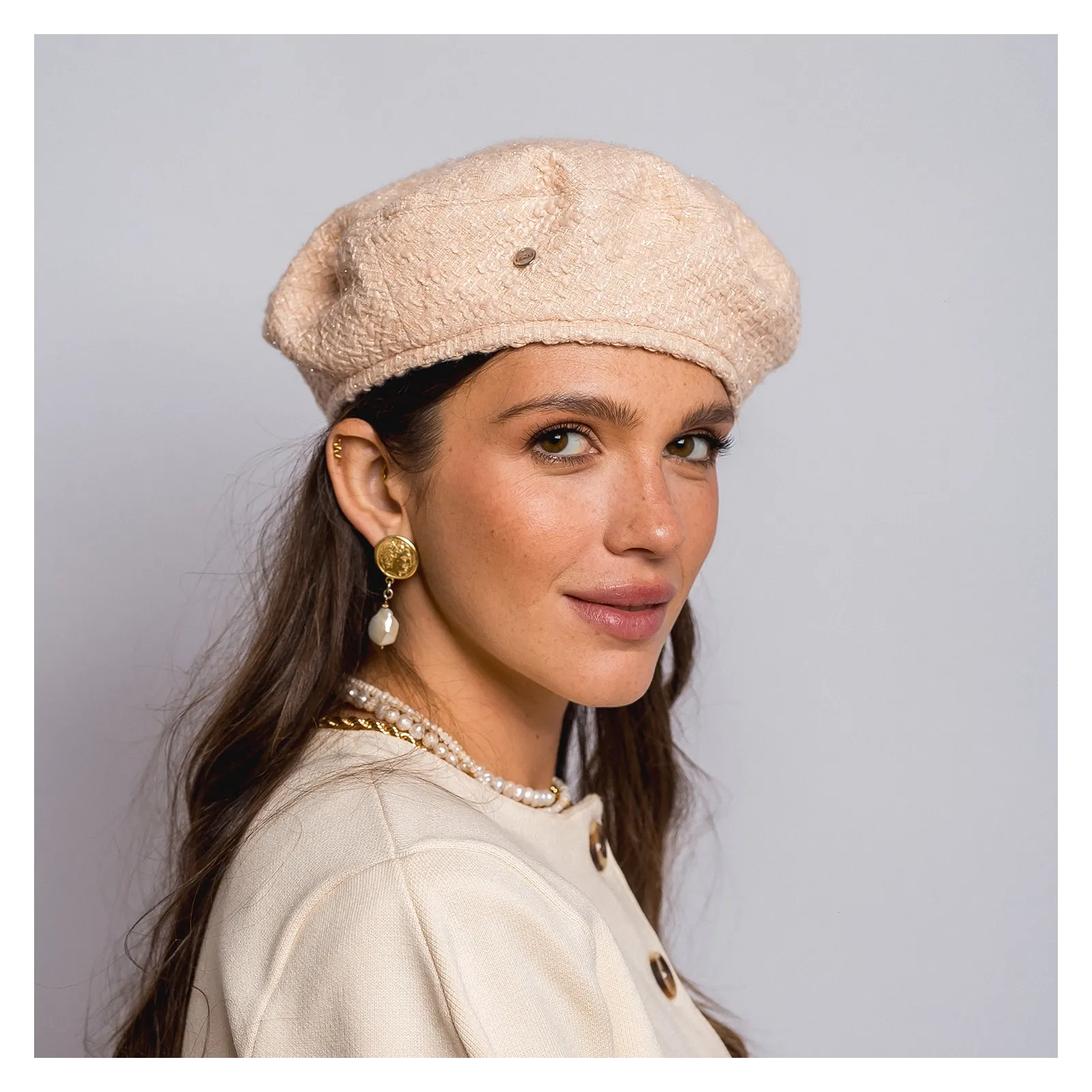 Beżowy tweedowy beret.