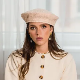 Beżowy tweedowy beret.