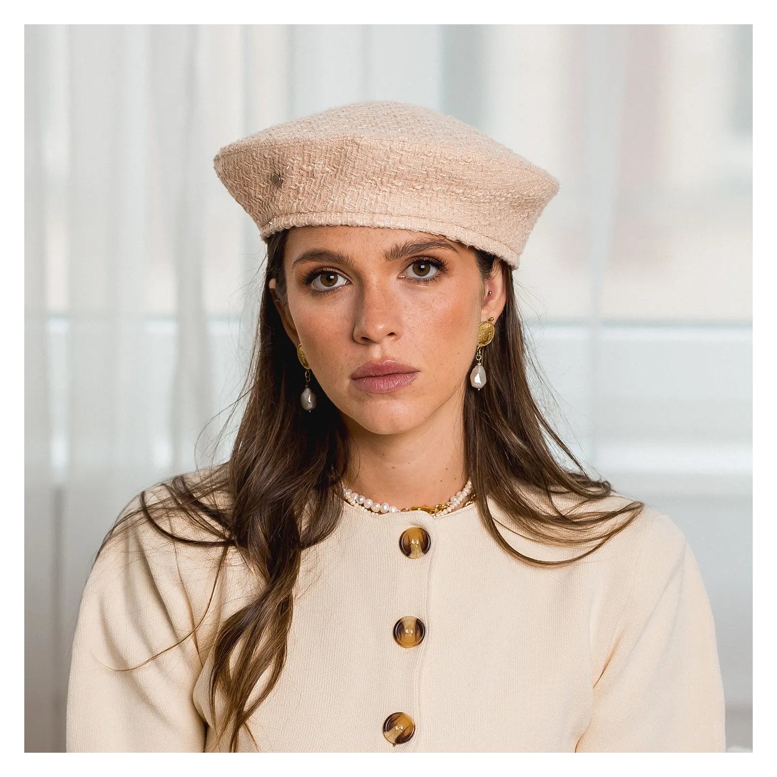 Beżowy tweedowy beret.