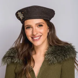 Brązowy beret w pepitkę z ozdobną aplikacją