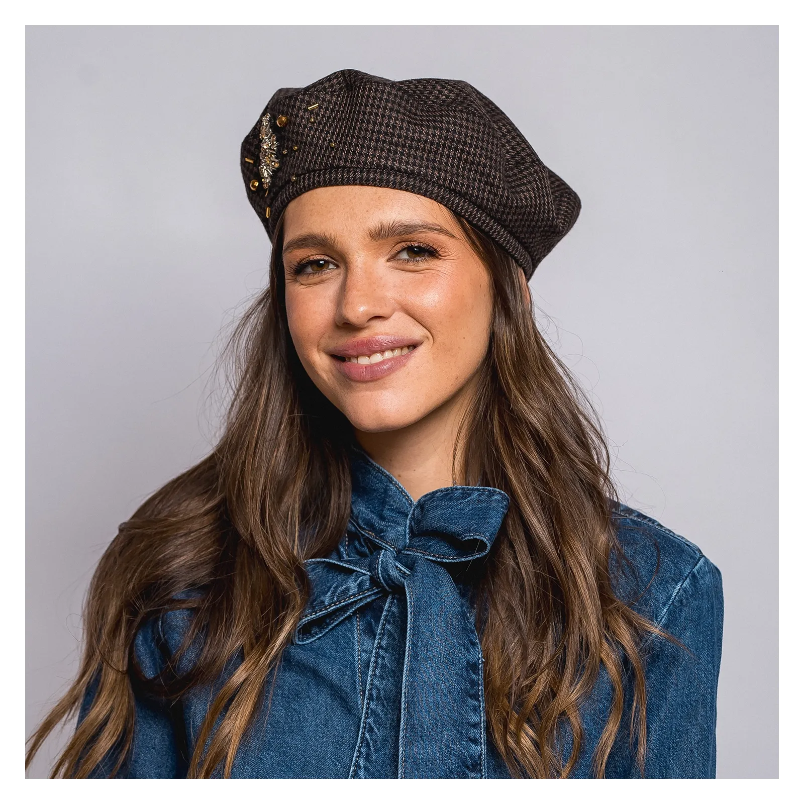 Brązowy beret w pepitkę z ozdobną aplikacją