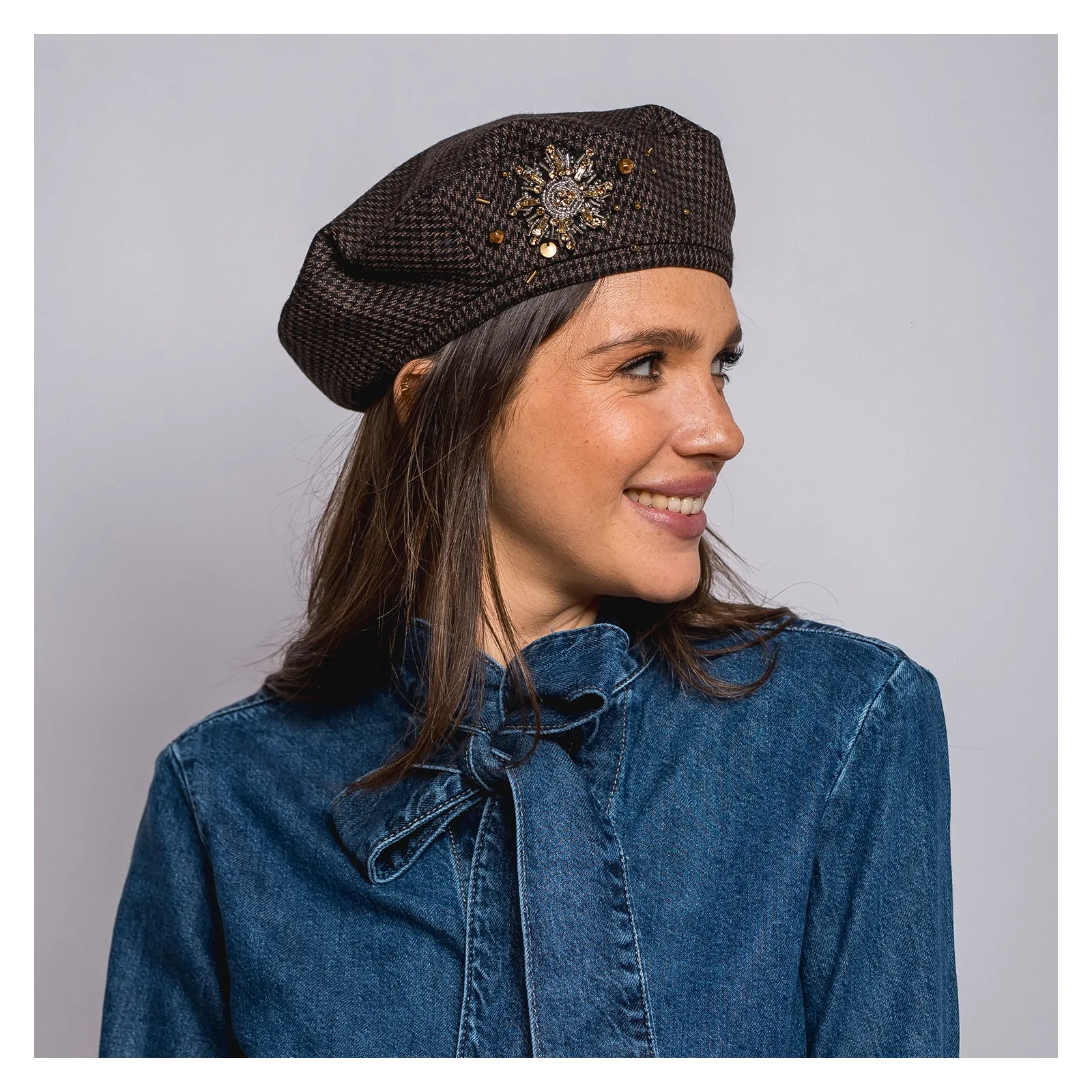 Brązowy beret w pepitkę z ozdobną aplikacją