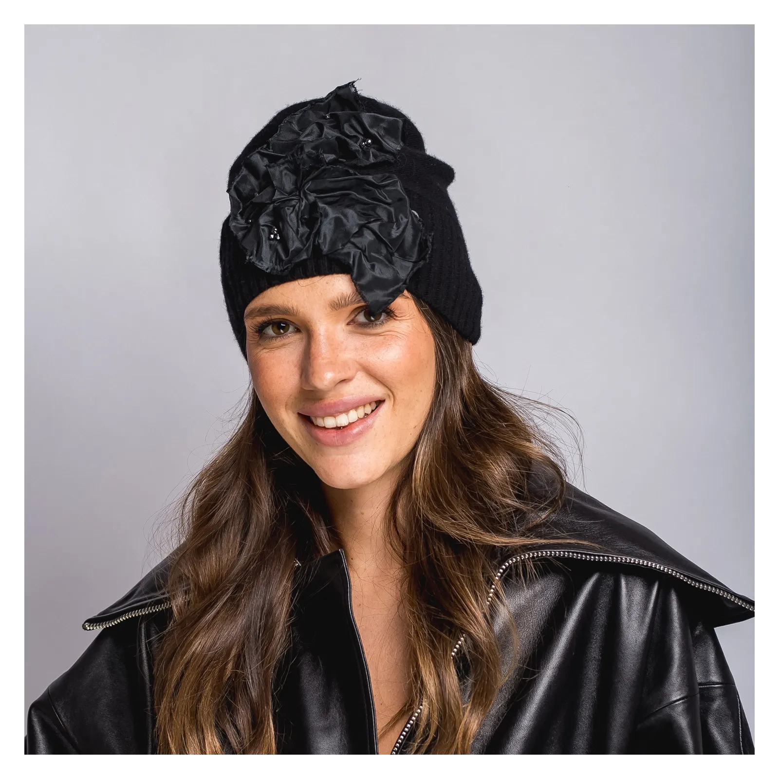 Czapka zimowa damska z ozdobnym kwiatem