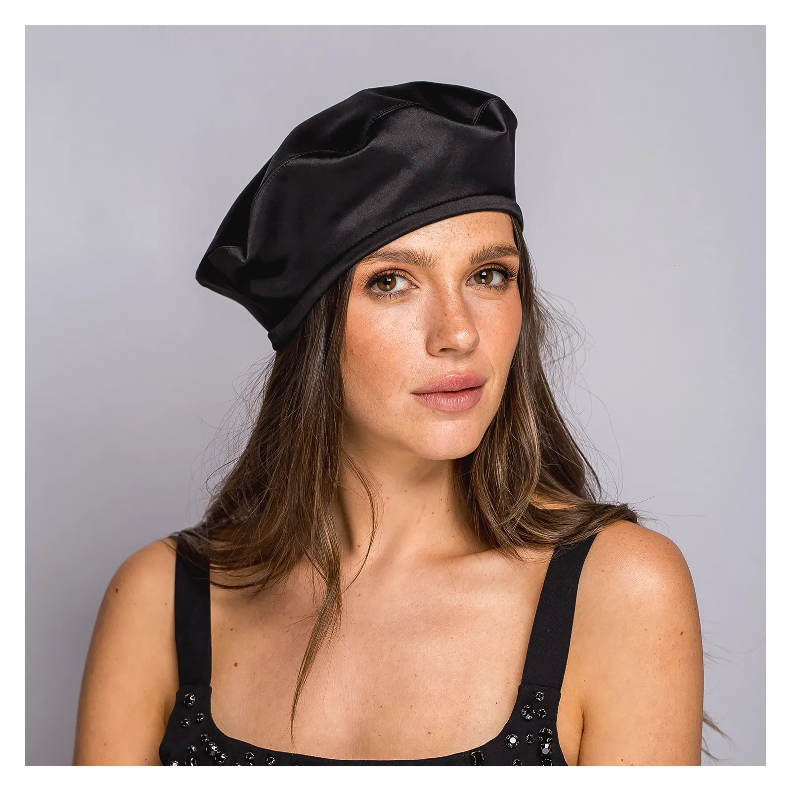 Beret z satyny w kolorze czarnym