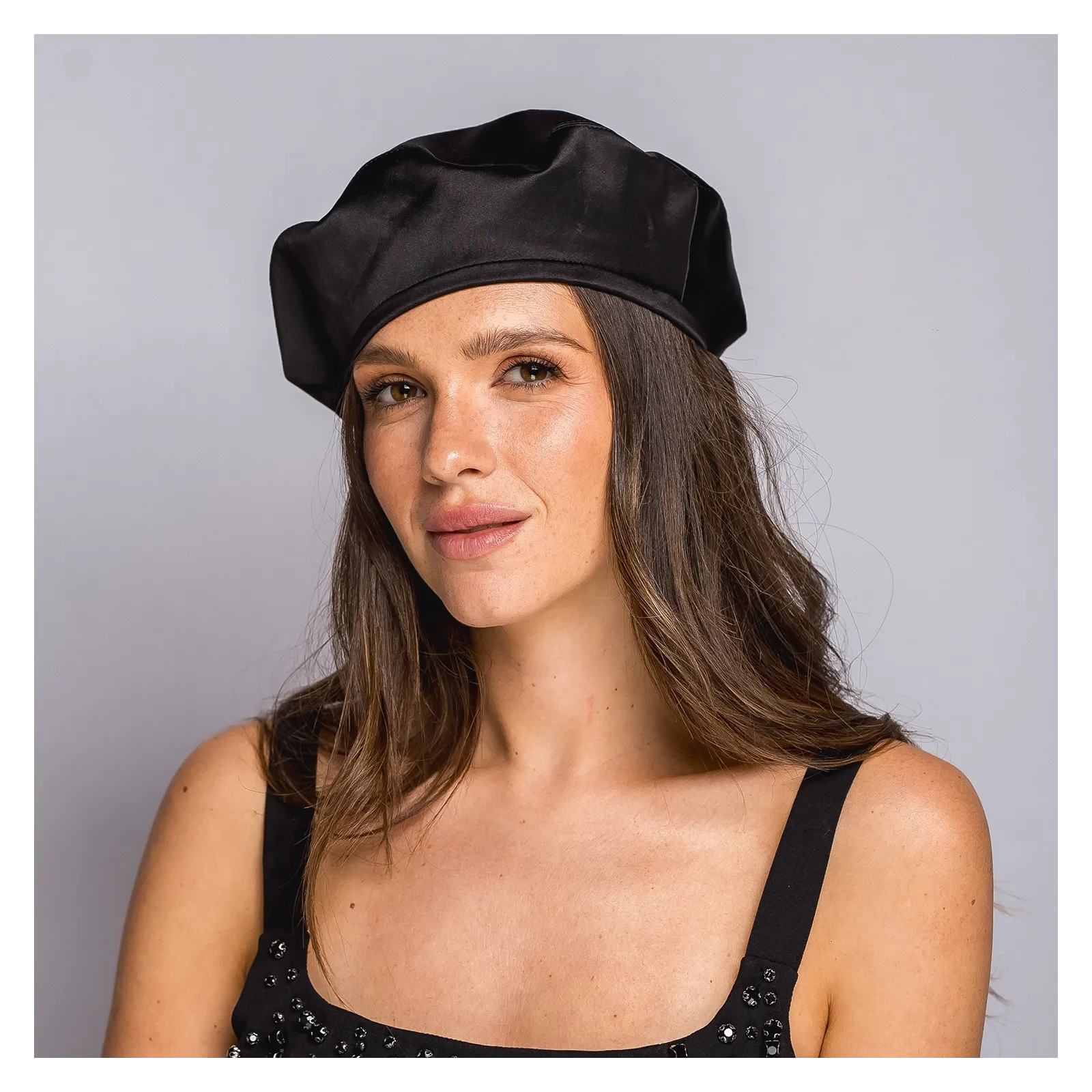 Beret z satyny w kolorze czarnym