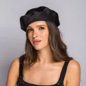 Beret z satyny w kolorze czarnym