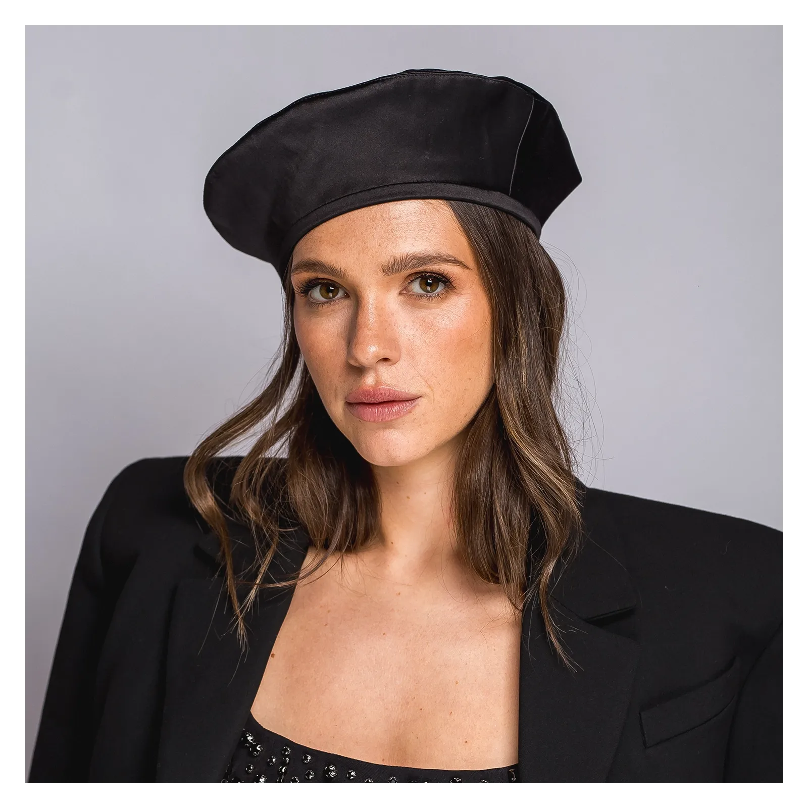 Beret z satyny w kolorze czarnym