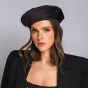 Beret z satyny w kolorze czarnym