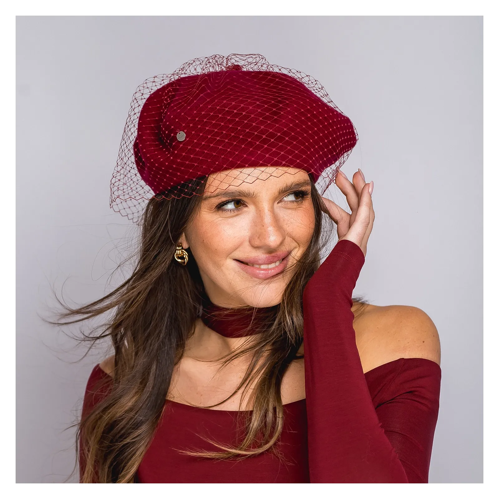 Bordowy beret z woalką- elegancja i paryski szyk
