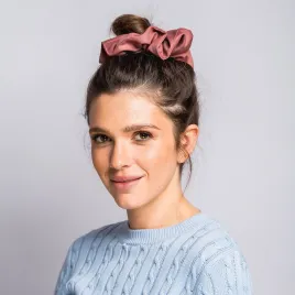 Duża gumka scrunchie w kolorze pudrowego różu