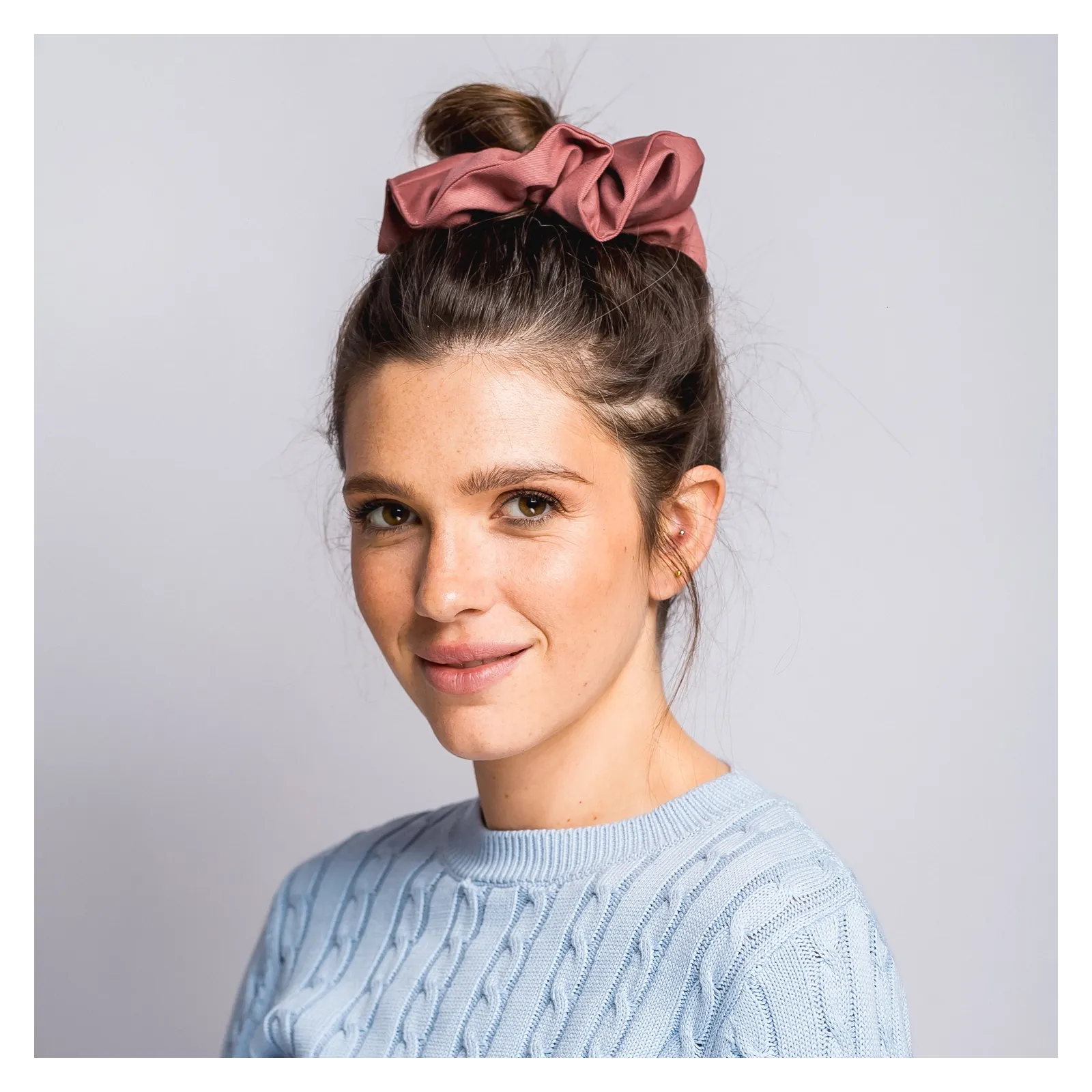 Duża gumka scrunchie w kolorze pudrowego różu