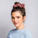 Duża gumka scrunchie w kolorze pudrowego różu