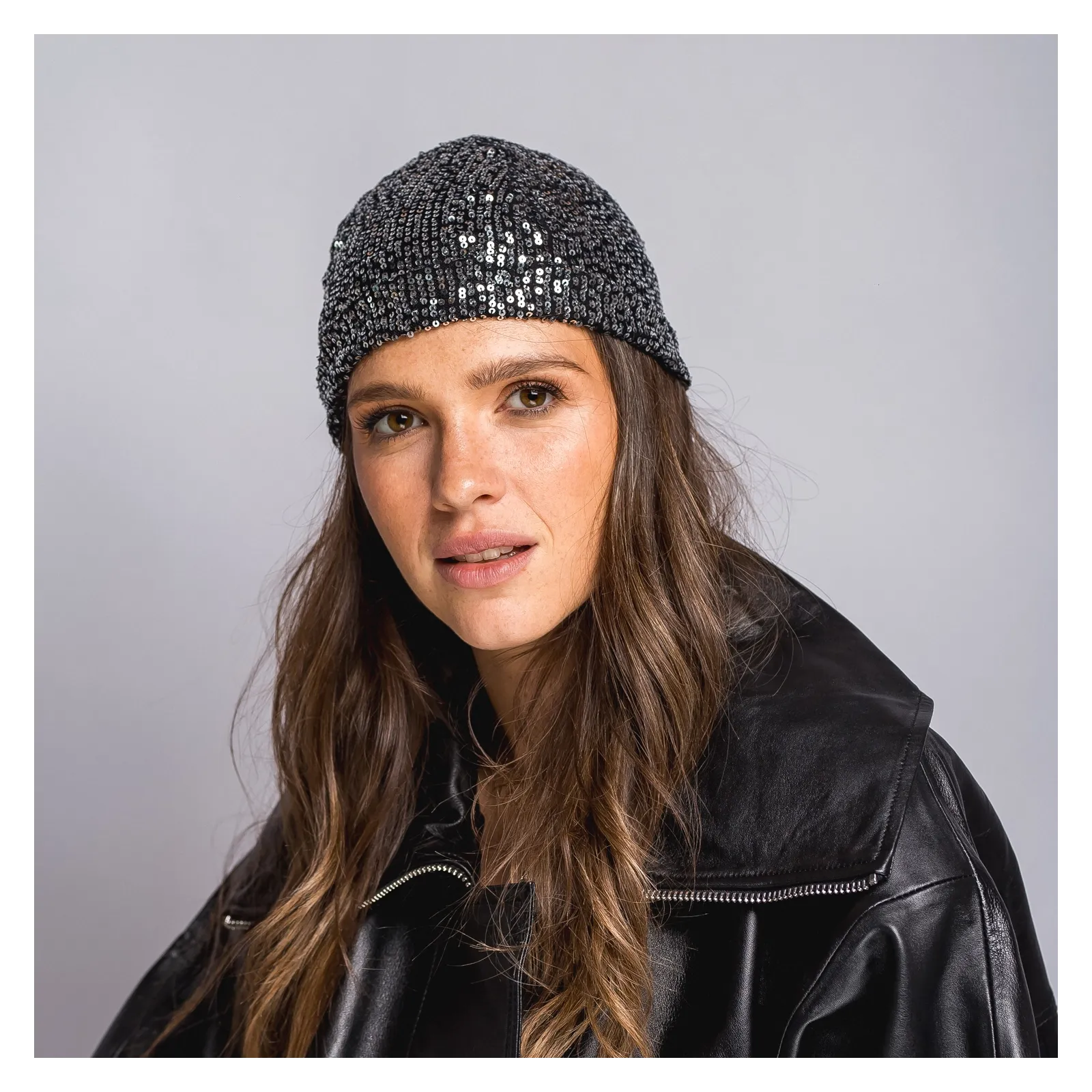 Wygodna czapka ze srebrnymi cekinami