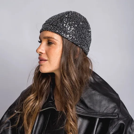 Wygodna czapka ze srebrnymi cekinami