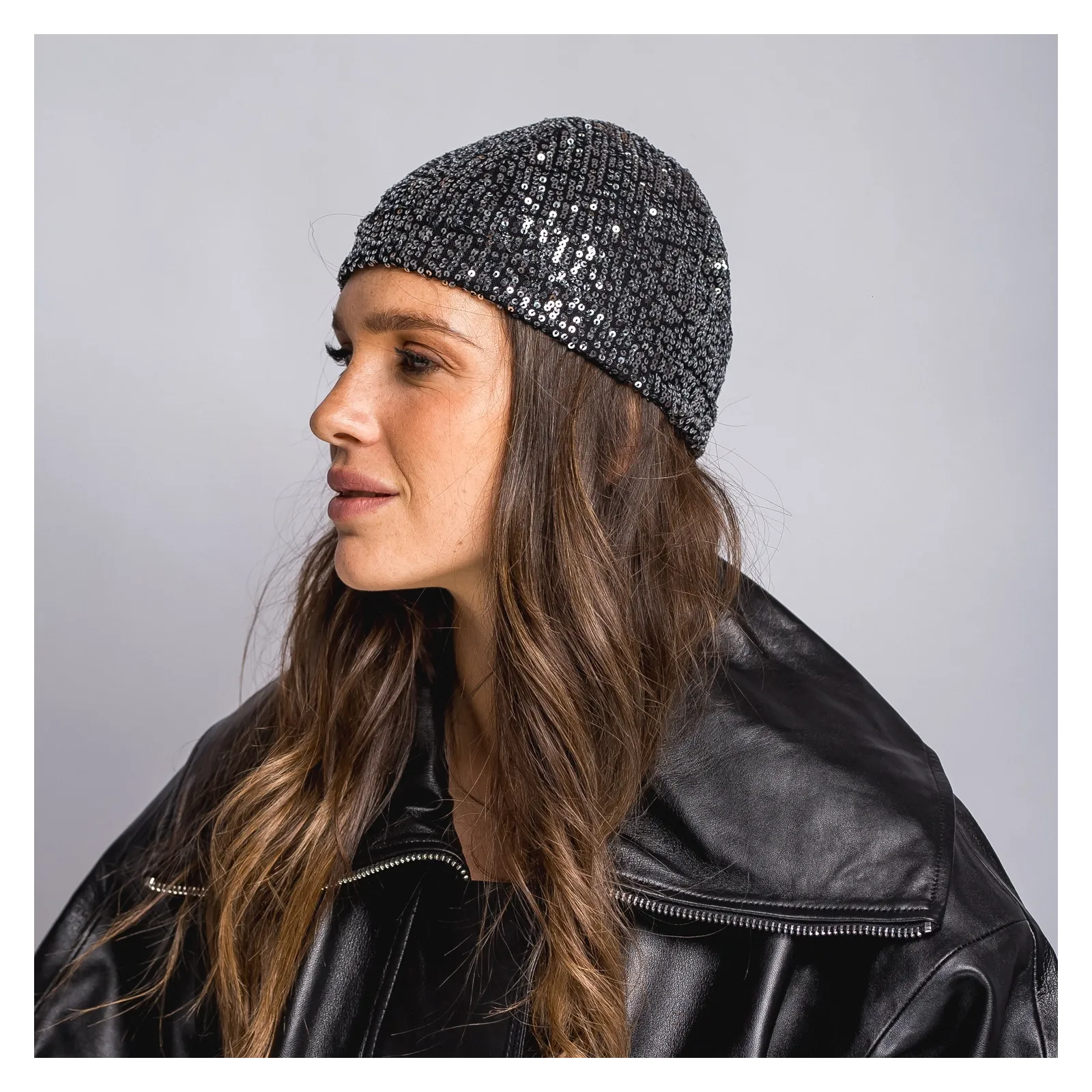 Wygodna czapka ze srebrnymi cekinami