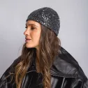 Wygodna czapka ze srebrnymi cekinami