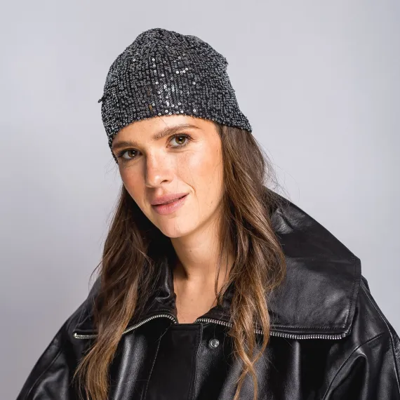 Wygodna czapka ze srebrnymi cekinami