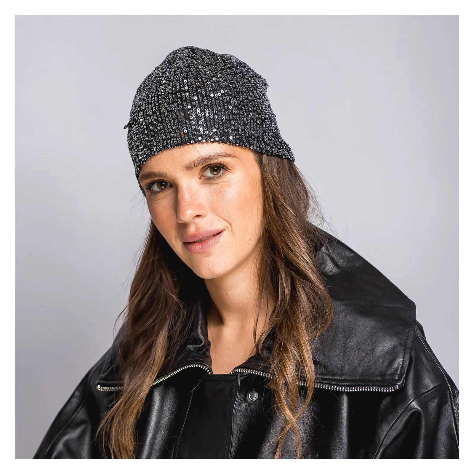 Wygodna czapka ze srebrnymi cekinami