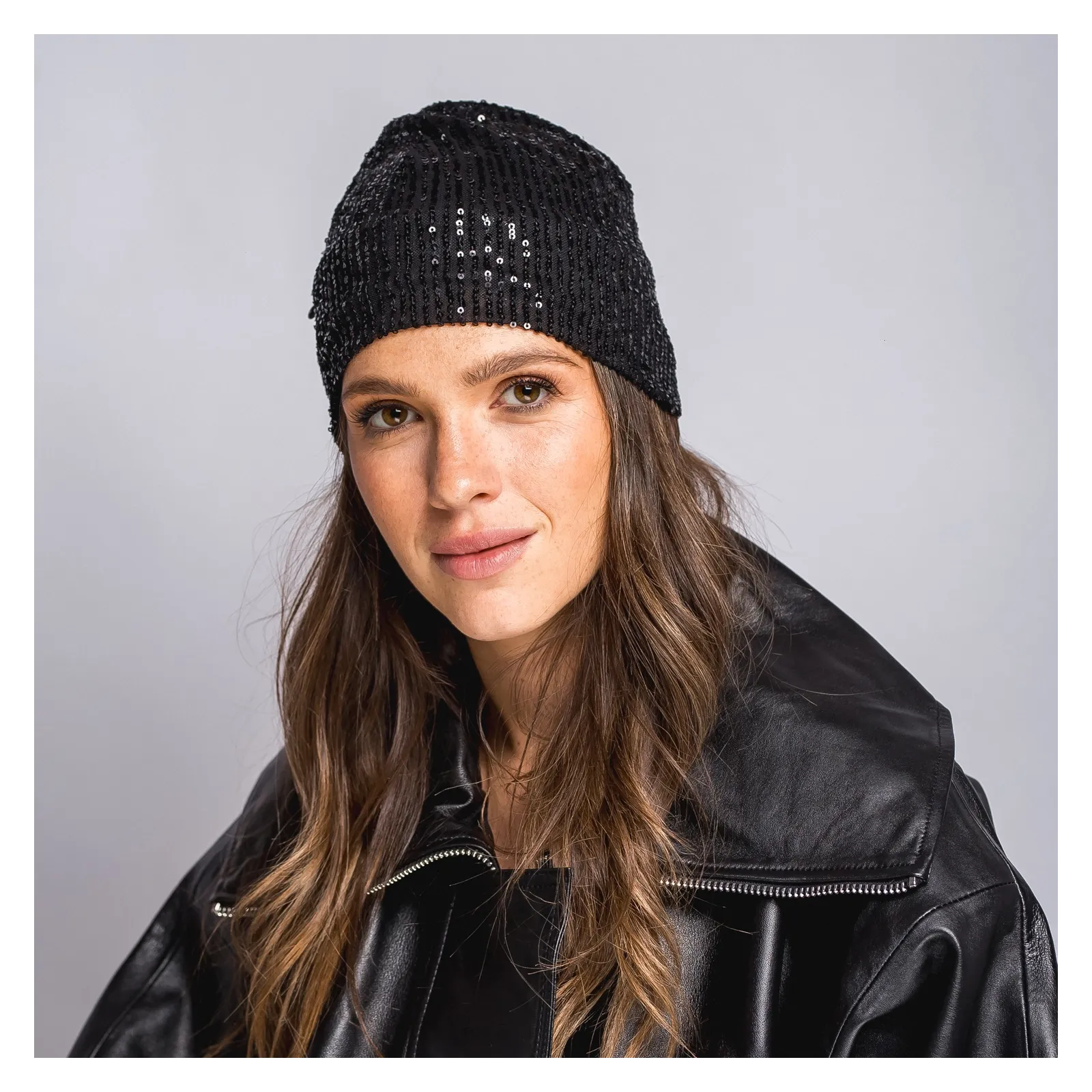 Czapka damska w czarne cekiny