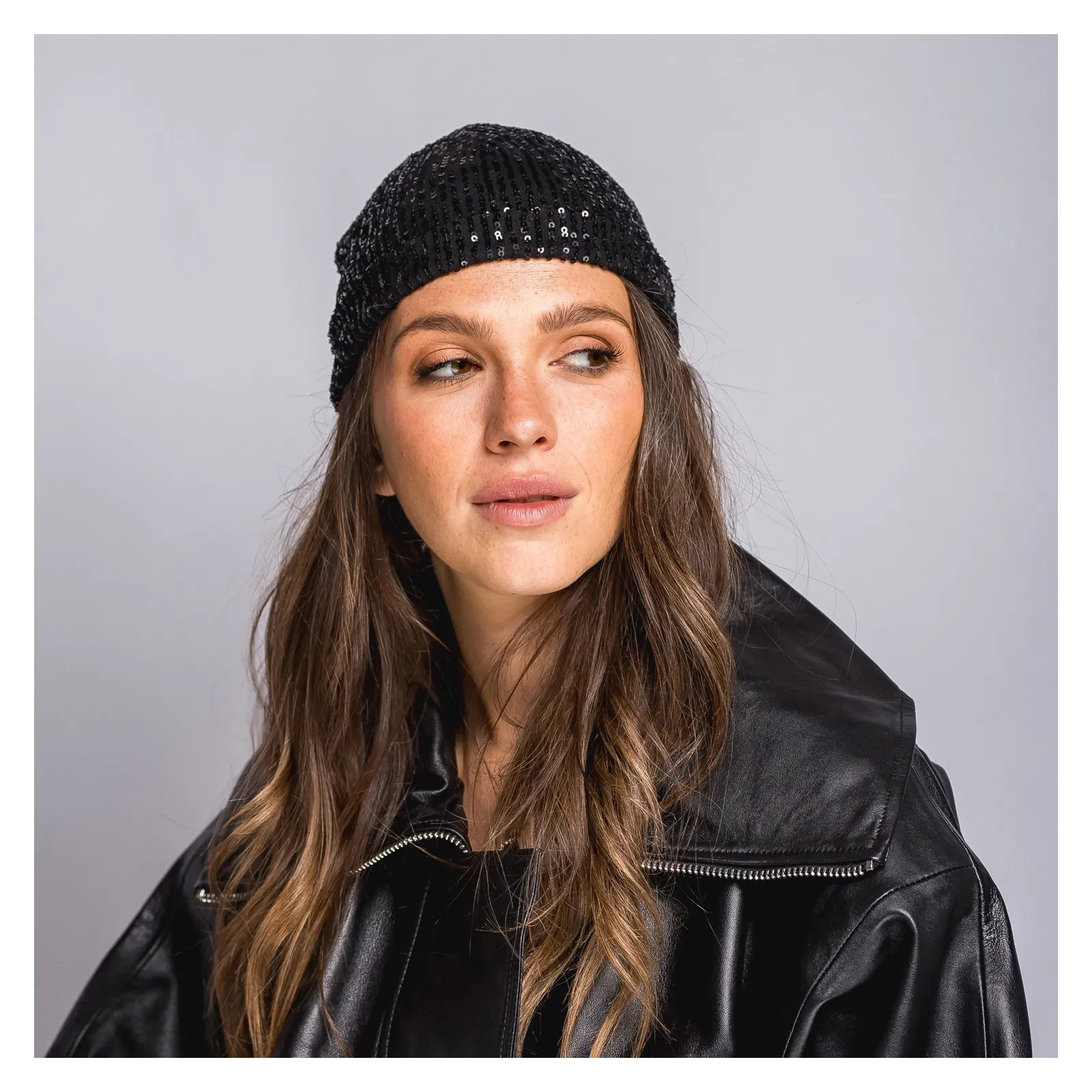 Czapka damska w czarne cekiny