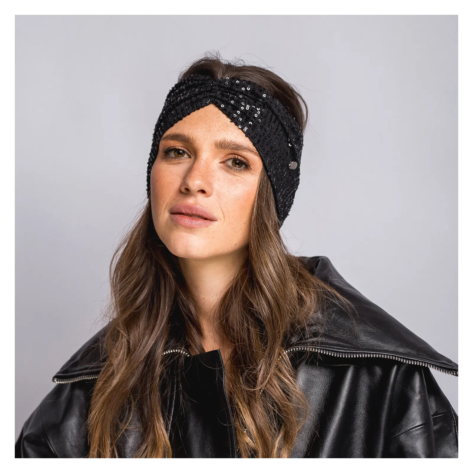 Elastyczna czarna opaska z cekinami