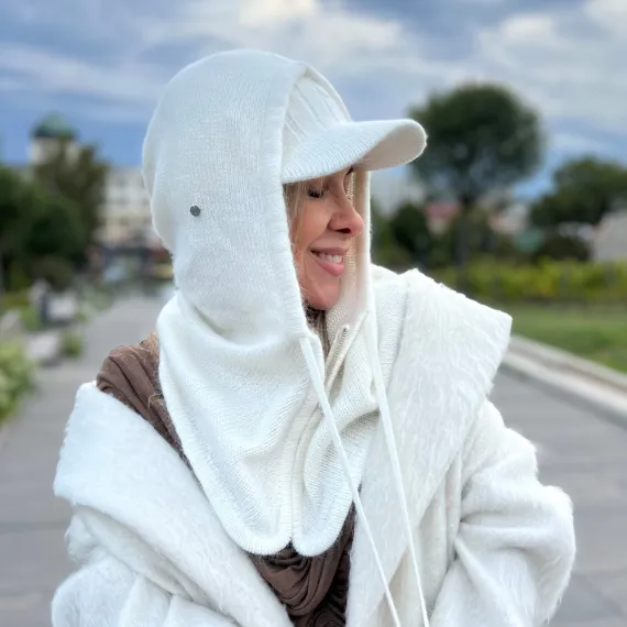 Wełniany zimowy komplet w kolorze białym