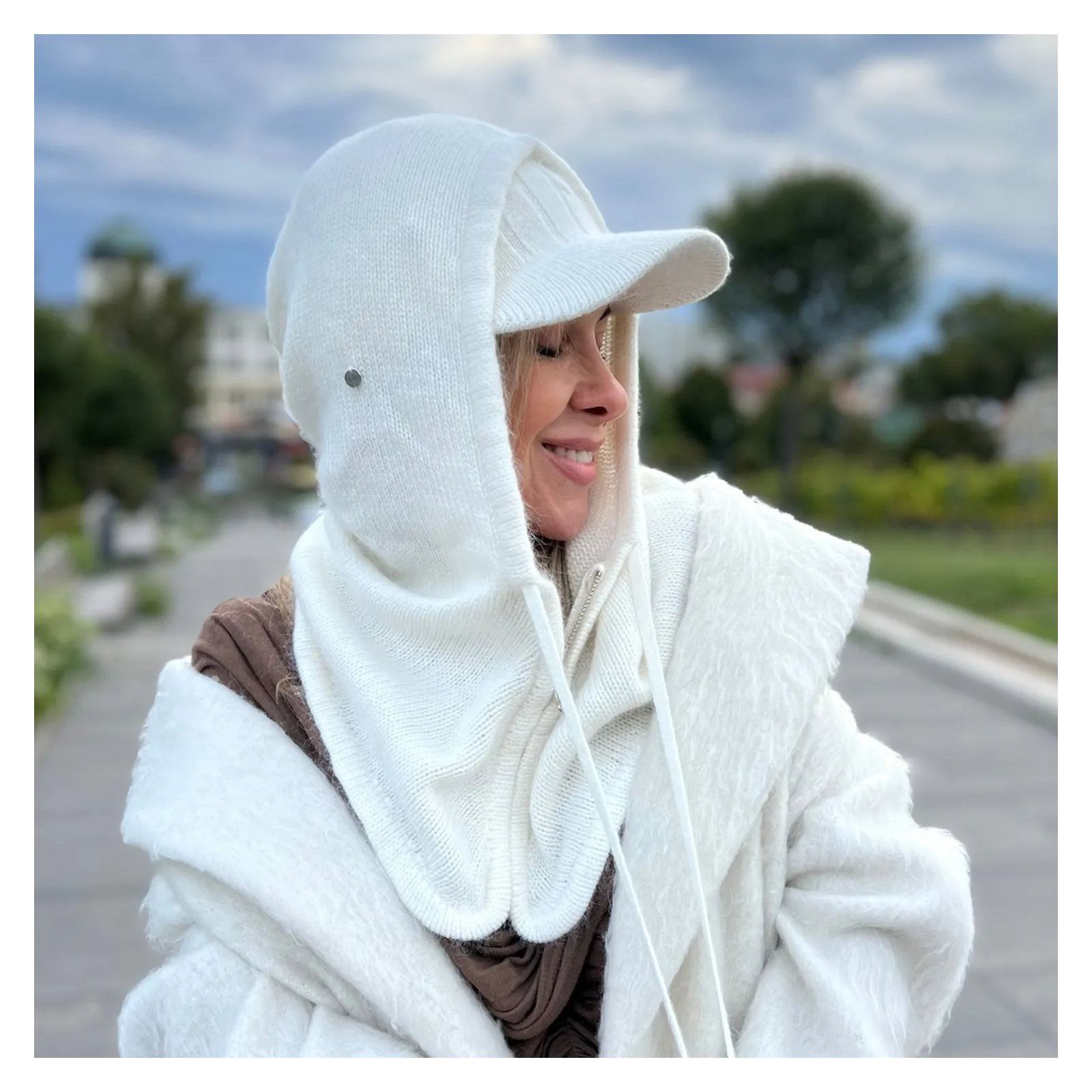 Wełniany zimowy komplet w kolorze białym