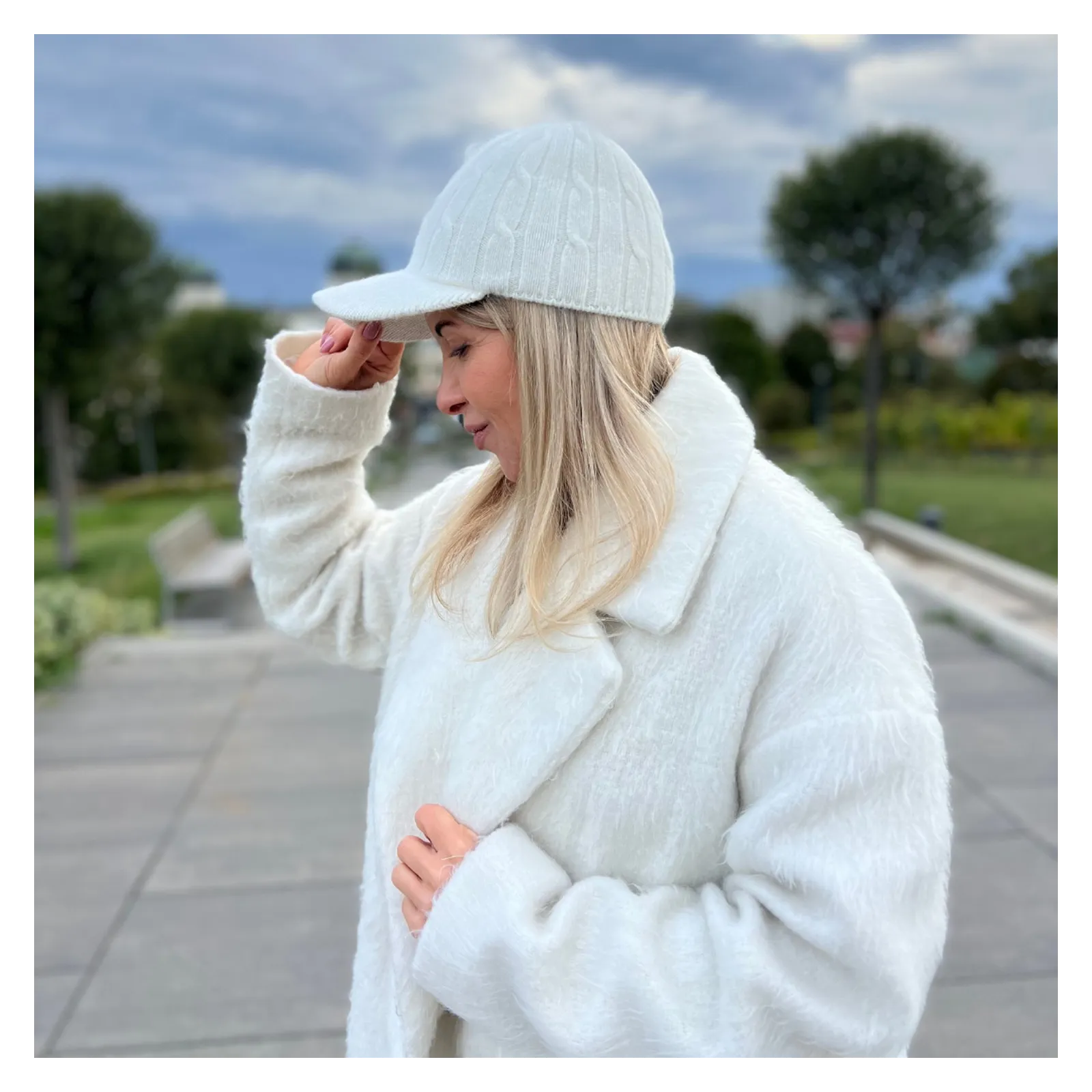 Wełniany zimowy komplet w kolorze białym