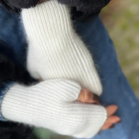 Wełniany zimowy komplet w kolorze białym