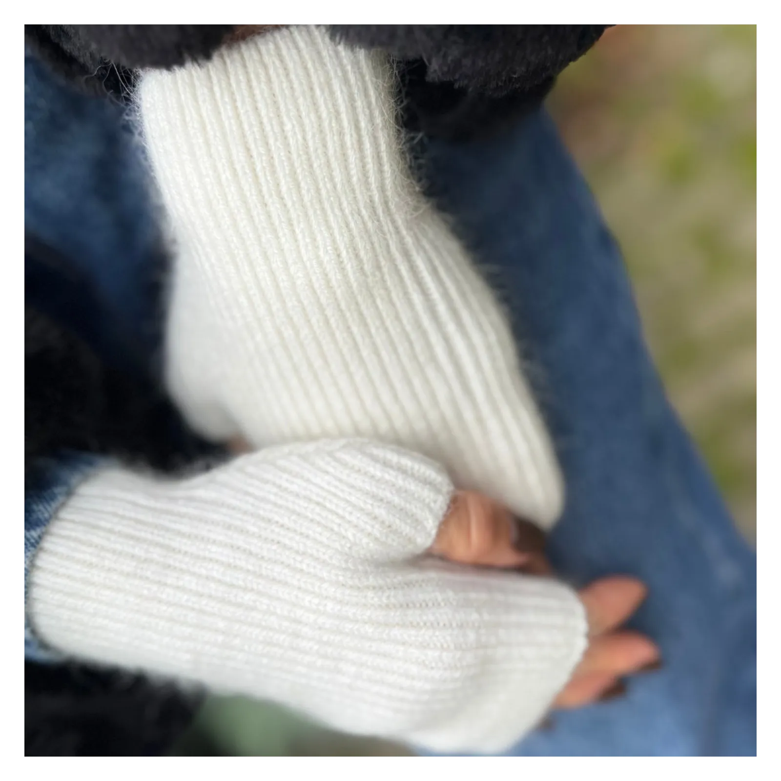 Wełniany zimowy komplet w kolorze białym