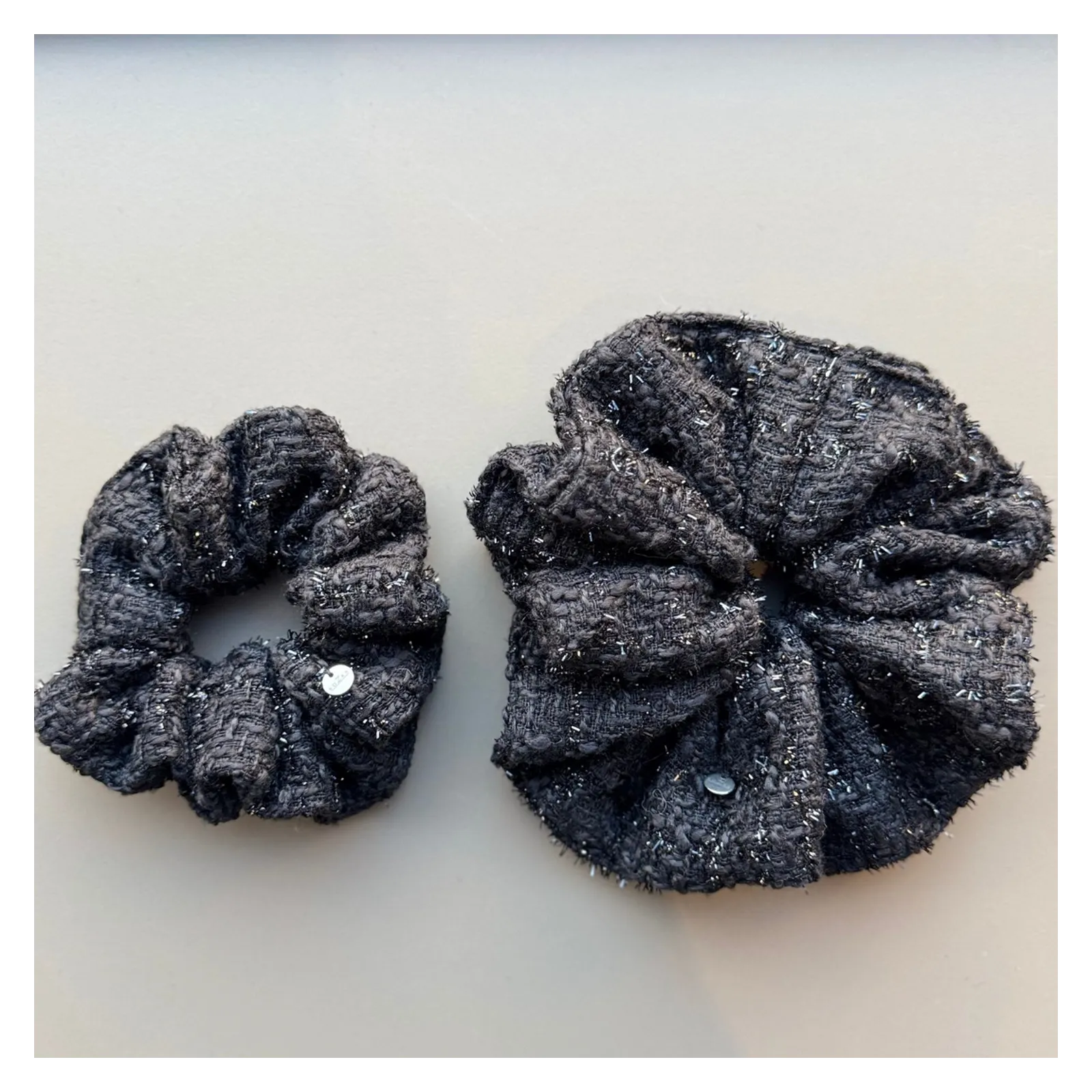 Czarna duża gumka do włosów z tweedu