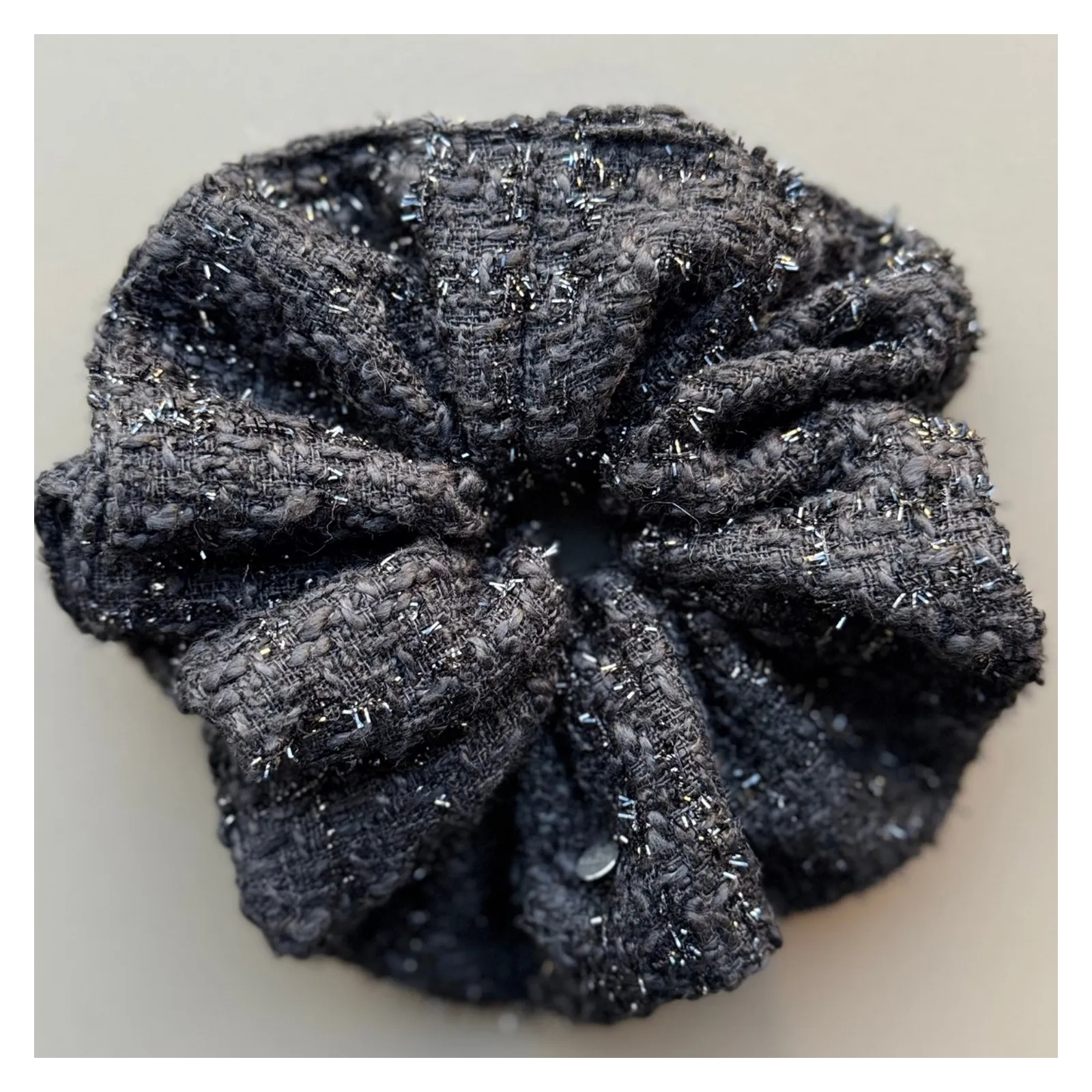 Czarna duża gumka do włosów z tweedu