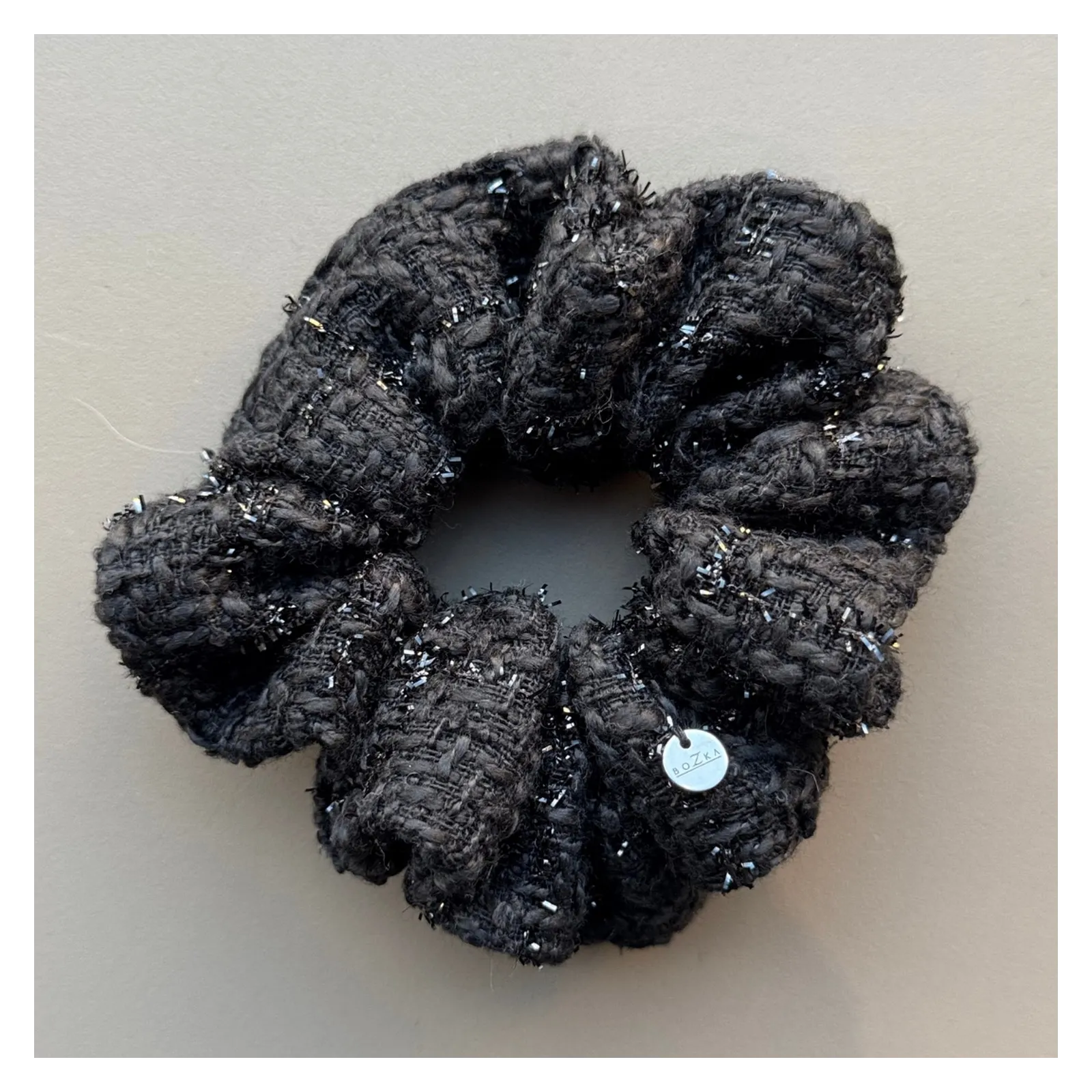 Mała gumka schrunchie czarna z tweedu
