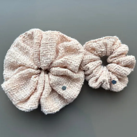 Beżowa duża gumka do włosów z tweedu