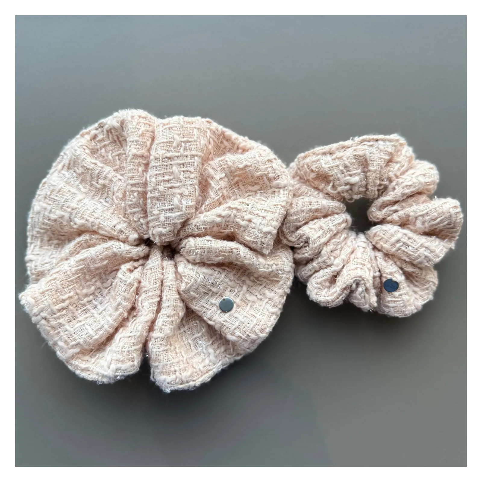 Beżowa duża gumka do włosów z tweedu