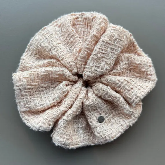 Beżowa duża gumka do włosów z tweedu