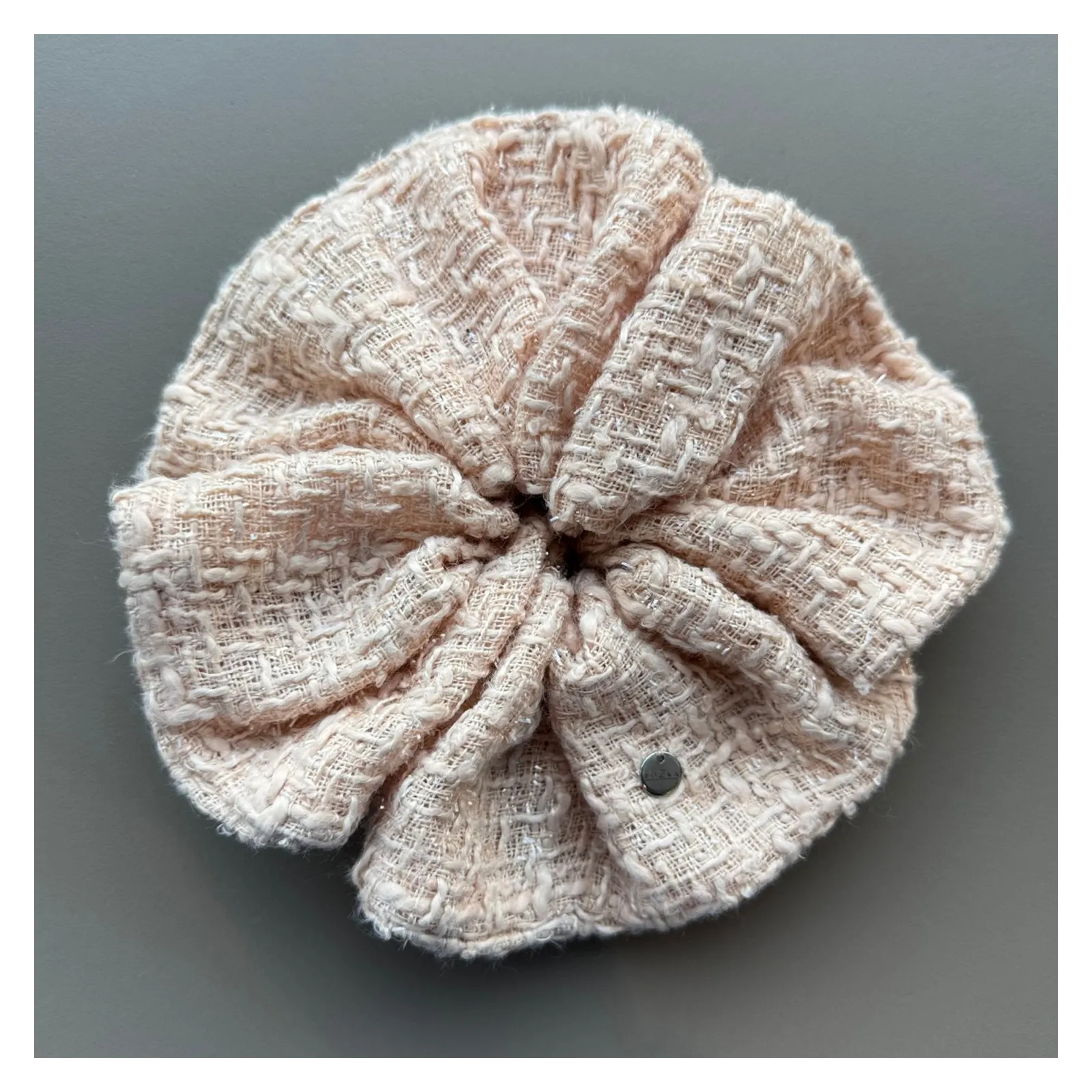 Beżowa duża gumka do włosów z tweedu