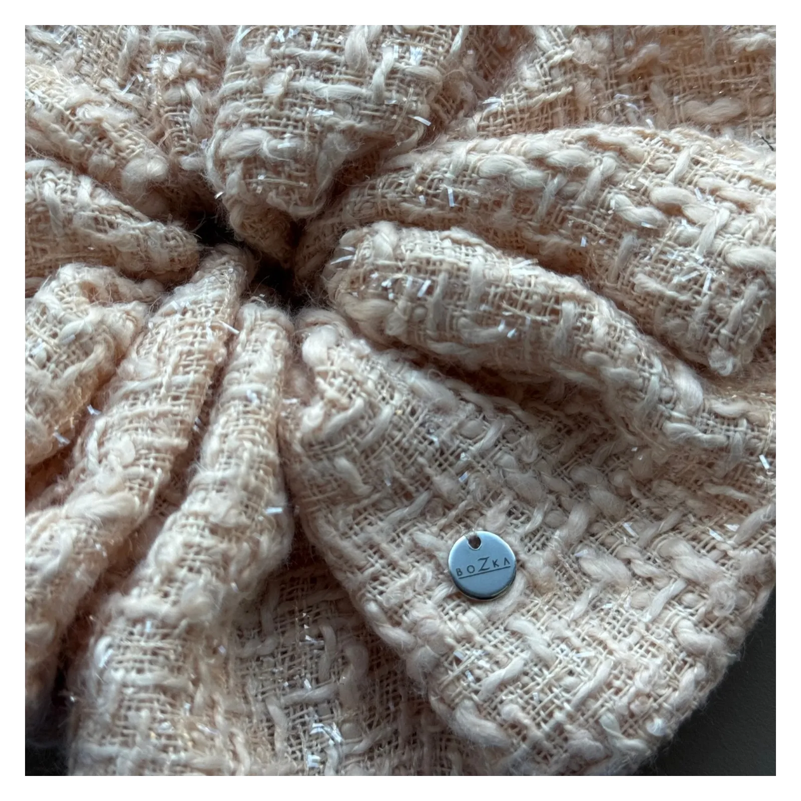 Beżowa duża gumka do włosów z tweedu