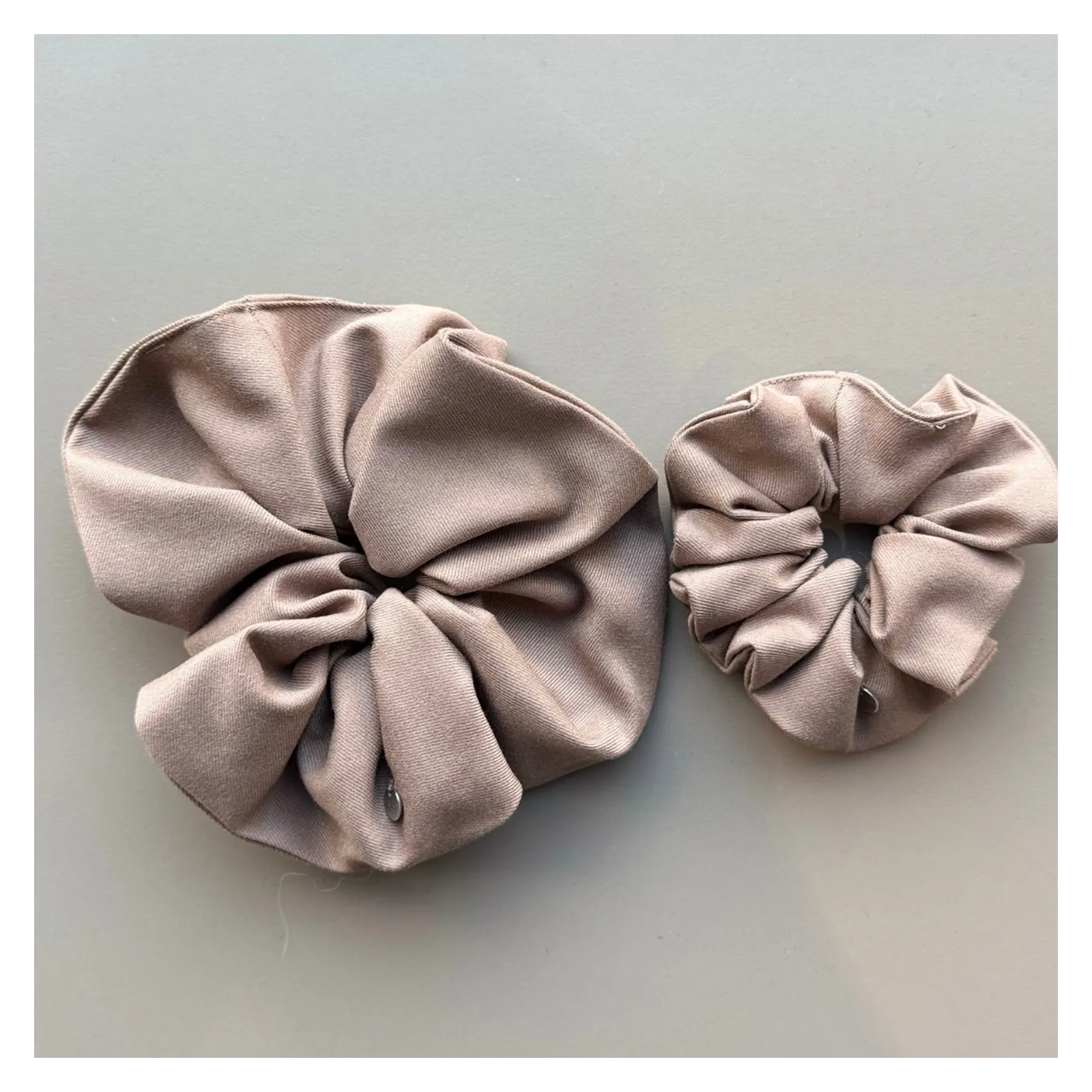 Mała beżowa gumka schrunchie