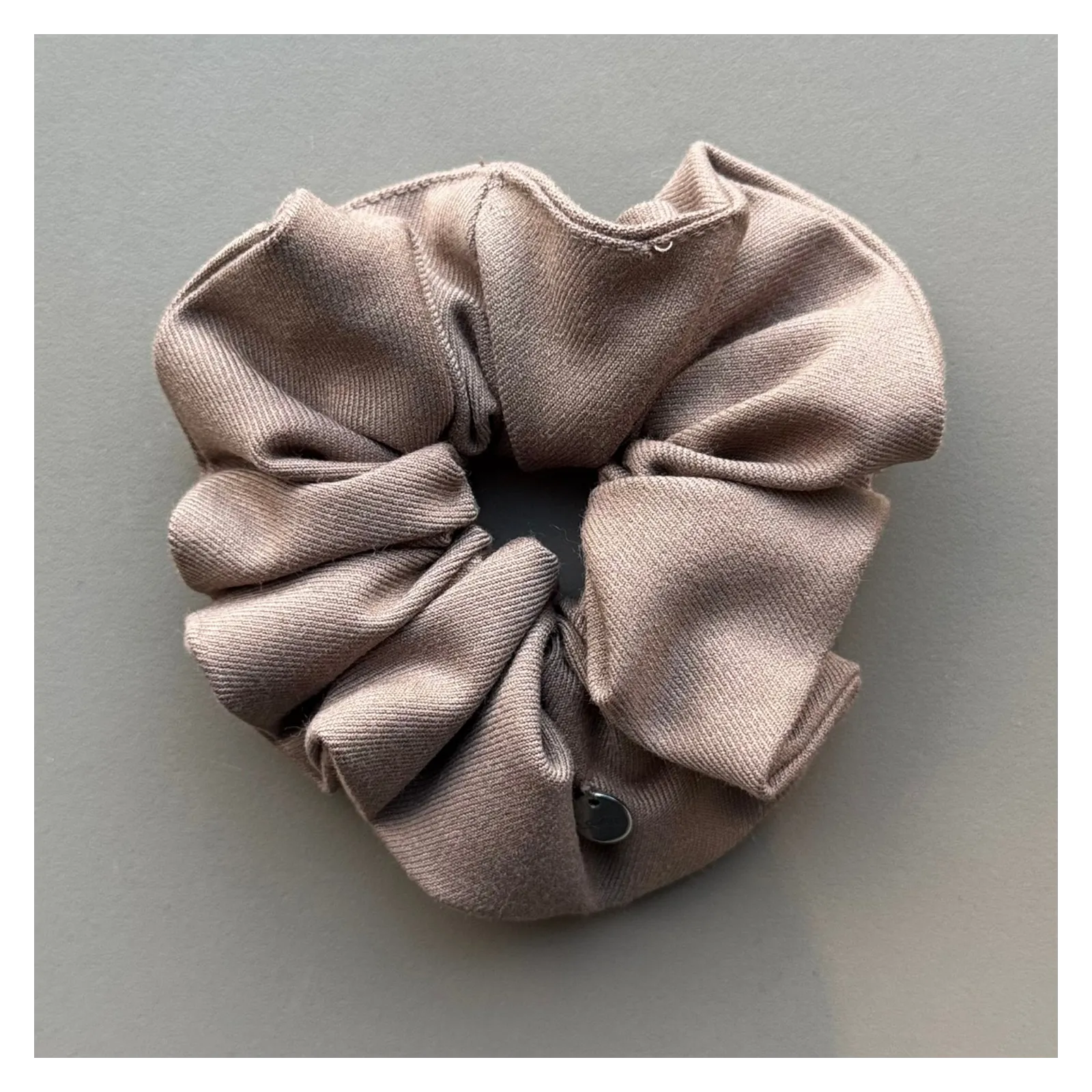 Mała beżowa gumka schrunchie