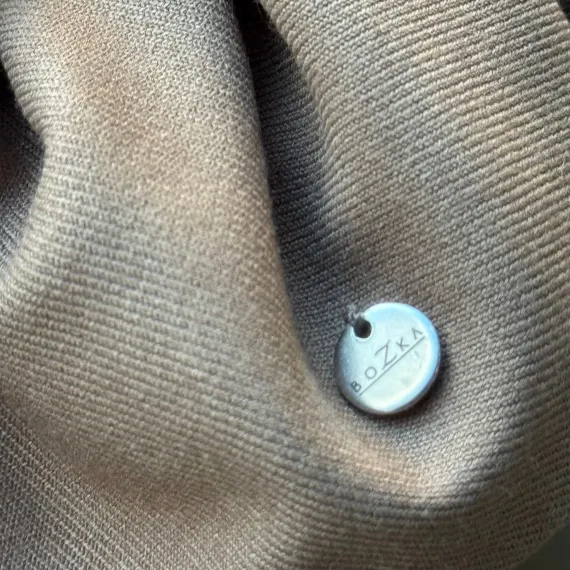 Duża gumka w kolorze beżowym