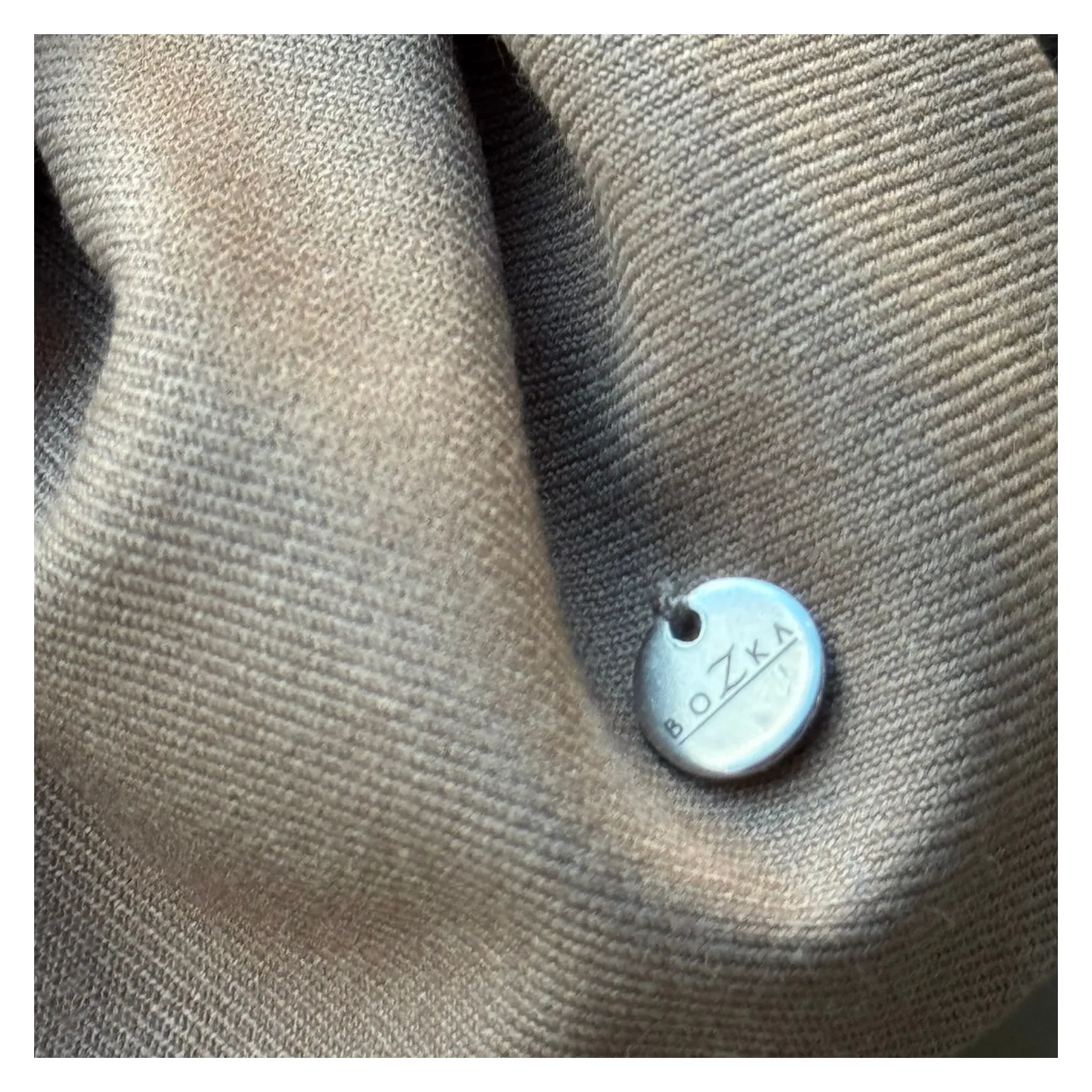 Duża gumka w kolorze beżowym