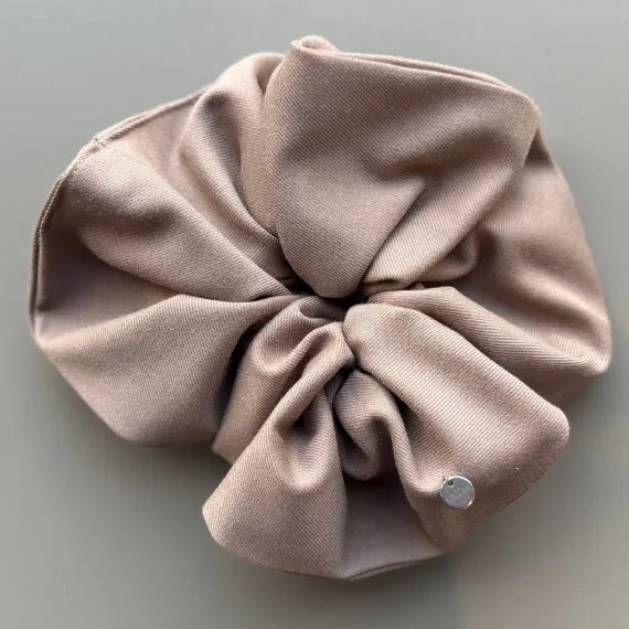 Duża gumka w kolorze beżowym