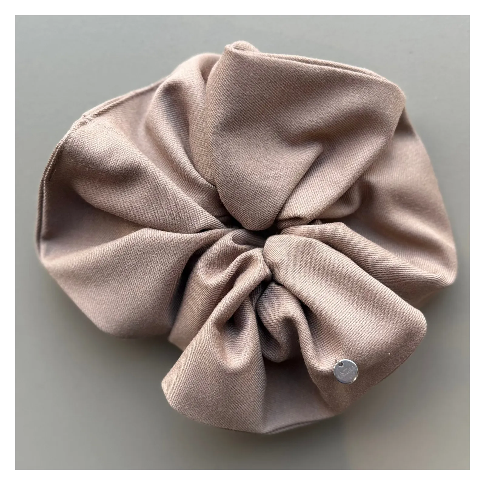 Duża gumka w kolorze beżowym