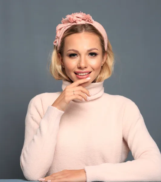 Sztywna opaska do włosów różowa ze zdobieniem. Sztywna opaska do włosów różowa ze zdobieniem.