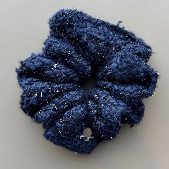 Mała tweedowa gumka – granatowa z delikatnym połyskiem
