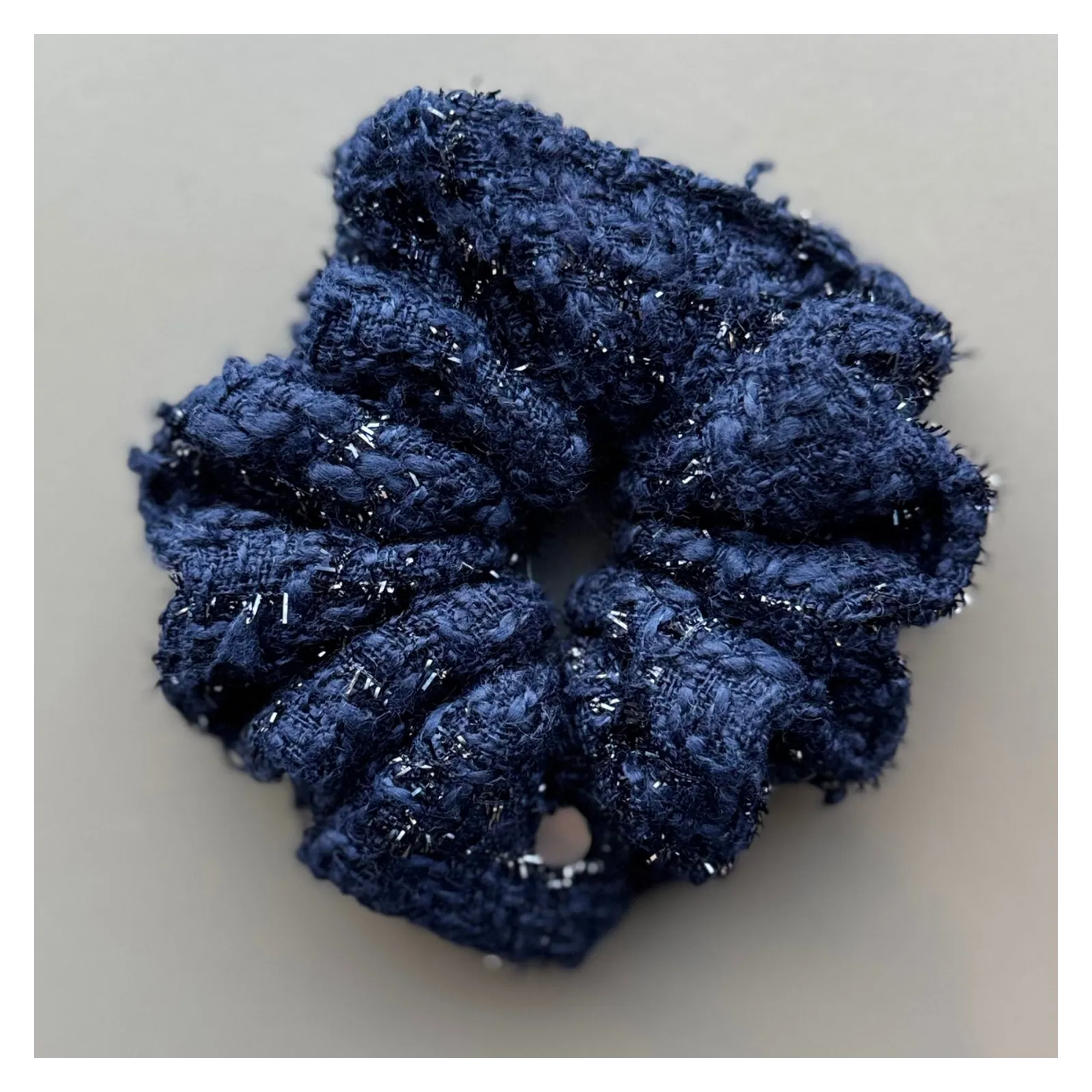 Mała tweedowa gumka – granatowa z delikatnym połyskiem