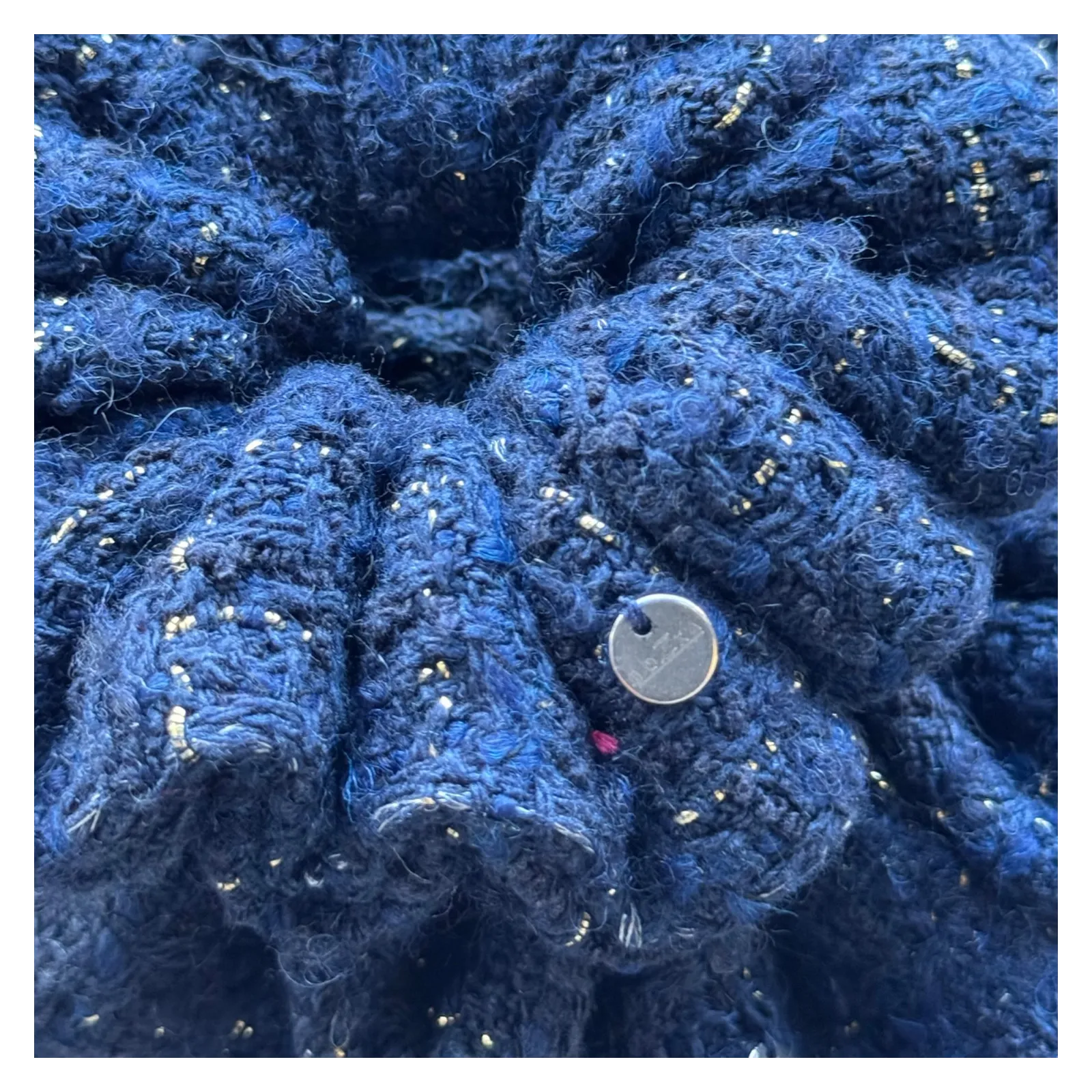 Mała tweedowa gumka – granatowa z delikatnym połyskiem