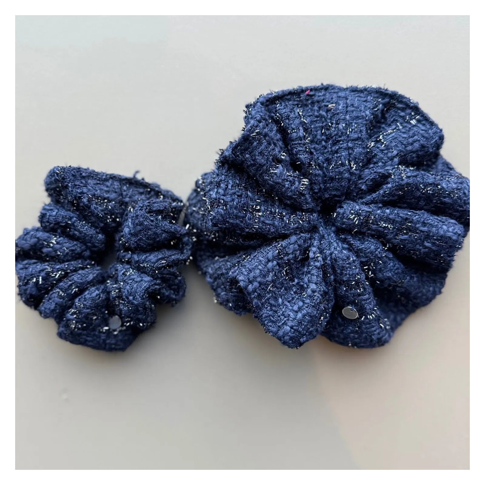 Duża granatowa gumka scrunchie z tweedu