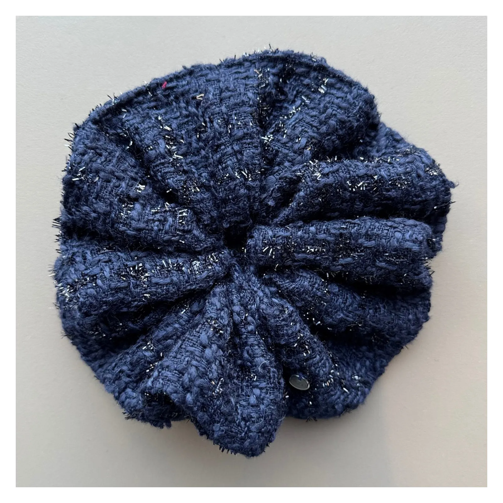 Duża granatowa gumka scrunchie z tweedu